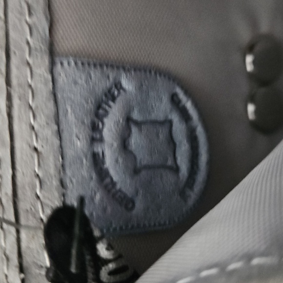 Roots 100% Leather Textured Gray Tri-fold Wallet with White Roots Logo Full Zip - Picture 7 of 10